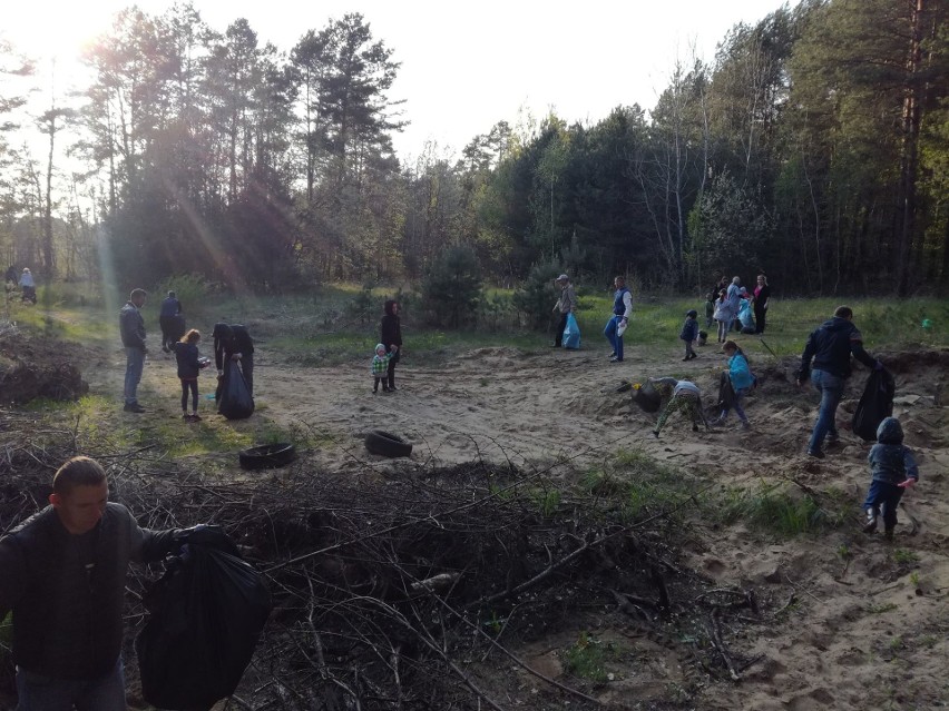 Posprzątali las i tereny w Bilczy. Mieszkańcy "wzięli śmieci w swoje ręce" 