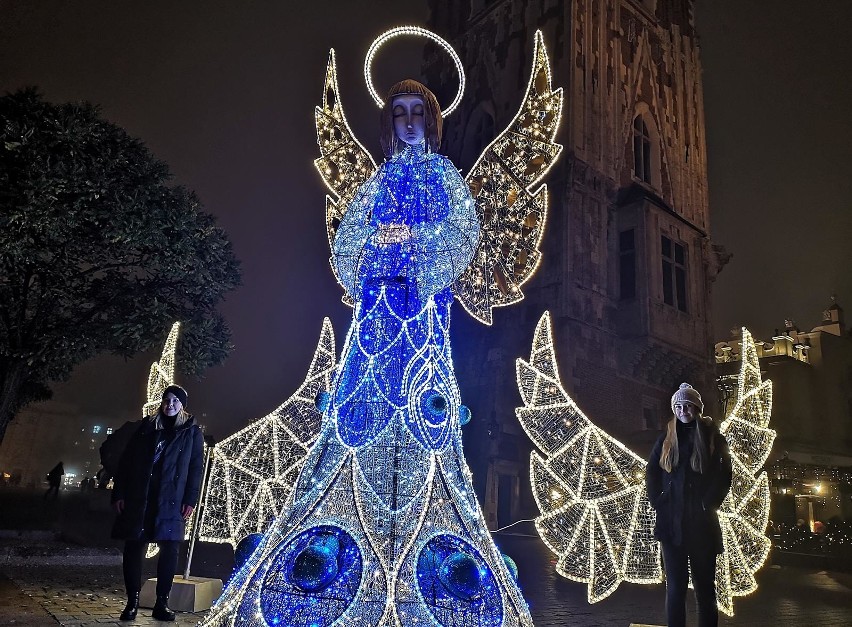 Kraków. Przepiękne, świecące anioły stanęły na krakowskim Rynku i przy Poczcie Głównej [ZDJĘCIA]