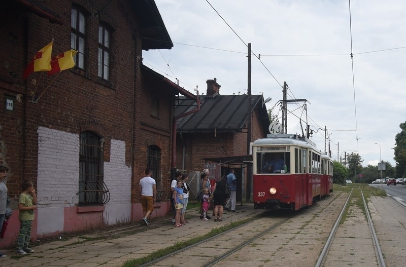 W niedzielę, w ciągu godziny po otwarciu ,zajezdnię...