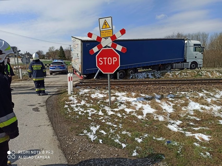 Zborowice. Ciężarówka wpadła do rowu. Zablokowała ruch na drodze i wywołała problem na linii kolejowej [ZDJĘCIA]