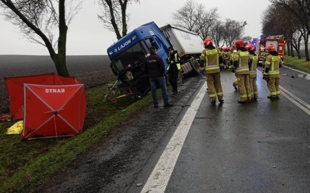 Trzy ofiary śmiertelne w tym dziecko. Na miejscu pracują strażacy i policjanci.