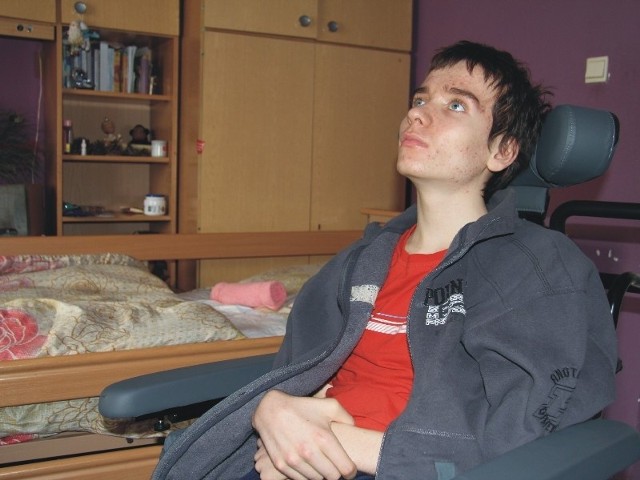 15-letni Michał Radochoński z podprzemyskich Buszkowic jeszcze pół roku temu był &#8220;złotą rączką&#8221;. Dzisiaj musi na nowo nauczyć się poruszania rękami i nogami.