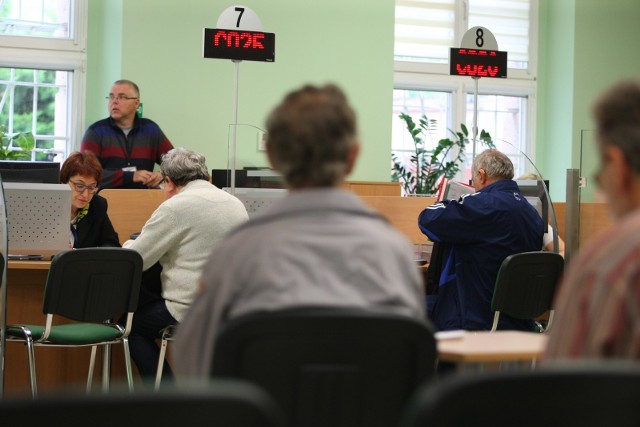 W przypadkuzatrudnionych na umowę o pracę, składki ZUS  odprowadza pracodawca. Ich wysokość zależy od wielkości pensji pobieranej przez osobę zatrudnionego i stanowi ok. 30 proc. tej kwoty.