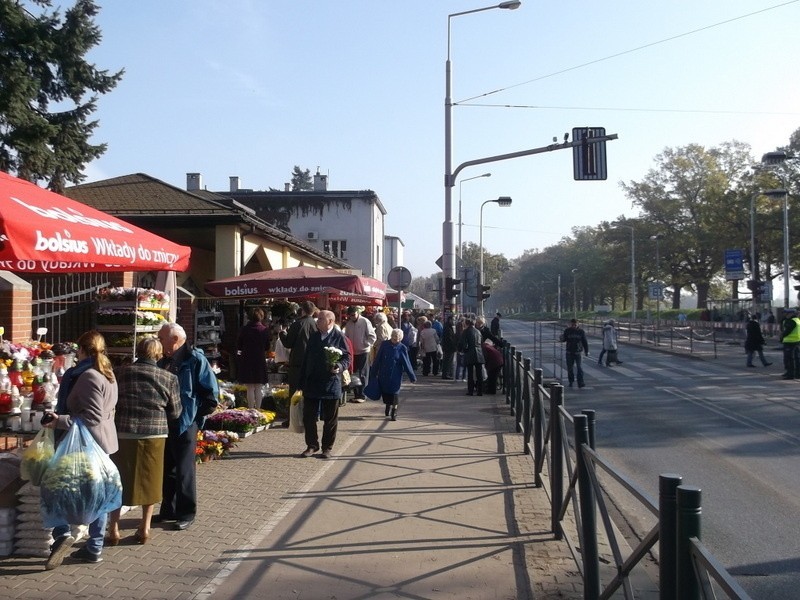 Wrocław: Dziś znacznie mniejszy ruch na cmentarzu Osobowickim (ZDJĘCIA)