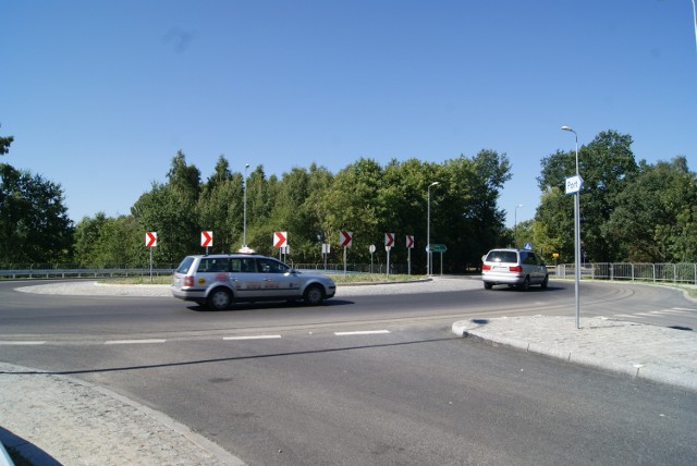 Trzebież: Będzie nowa droga do osadyPrzy budowie ronda w Policach pojawił się problem z wypływającym mazutem. Prace budowlane trzeba było wstrzymać, dlatego nastąpiło opóźnienie w finalizacji inwestycji. Rondo jest już gotowe. I lada moment odcinek przebudowanej drogi będzie oficjalnie oddany do użytku.