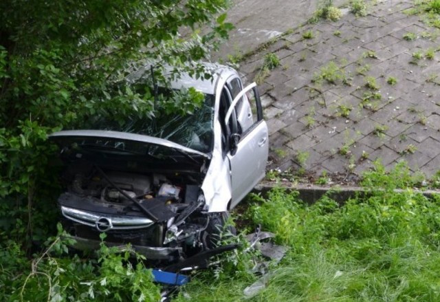 O dużym szczęściu może mówić kierowca osobówki, który spadł z wiaduktu. Wcześniej został potrącony przez jadącą w tym samym kierunku ciężarówkę. 28-letni kierowca opla wyszedł cało z roztrzaskanego pojazdu. Kierowca ciężarówki otrzymał mandat karny. Do groźnie wyglądającej kolizji doszło dzisiaj rano na drodze krajowej nr 78 w Zawierciu.