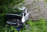 Wypadek w Zawierciu: Samochód spadł z wiaduktu, bo ciężarówka z lawetą zajechała mu drogę ZDJĘCIA