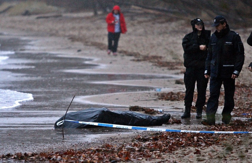 Zwłoki mężczyzny na plaży w Redłowie