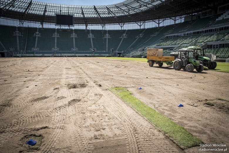Ostatnio nawierzchnia boiska Stadionu Wrocław była...