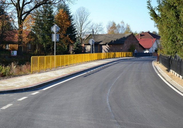 Po wyremontowanej drodze w Kotowej Woli jedzie się teraz gładko, co doceniają kierowcy nie tylko tej wsi