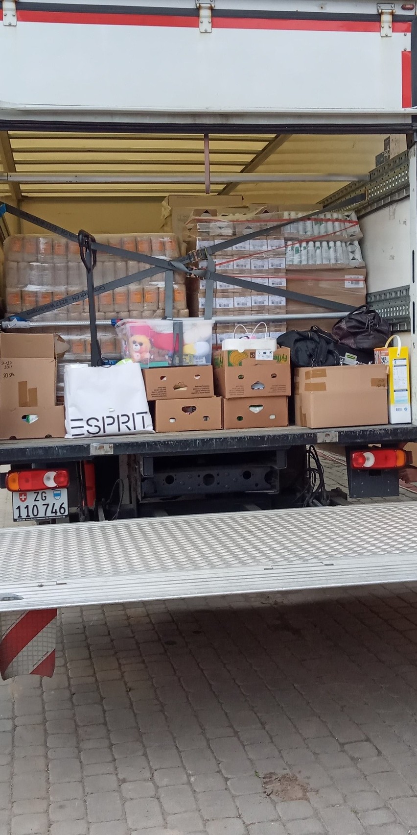 Rusza wydawanie pomocy żywnościowej dla uchodźców w sandomierskim magazynie PCK.  Dotarł kolejny transport ze Szwajcarii. Kiedy przyjść?