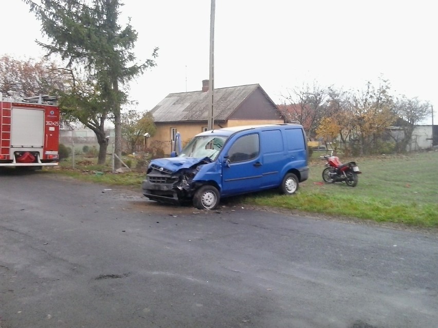 Poczekajka: Czołowe zderzenie motocykla z fiatem. Nie żyje...