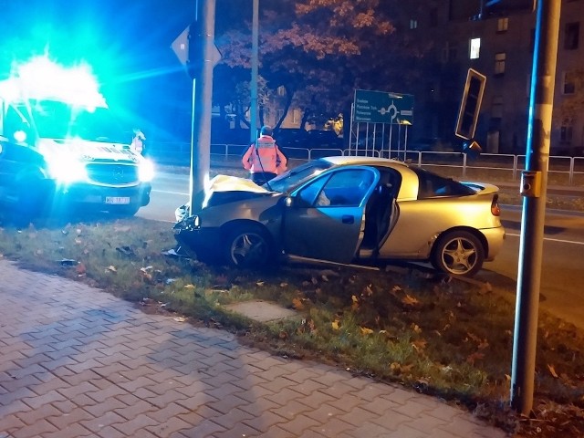 Opel tigra jechał prawdopodobnie ulicą Wałową, przeciął pas zieleni i uderzył w słup sygnalizacji świetlnej przy skrzyżowaniu z Limanowskiego i Staromiejską.