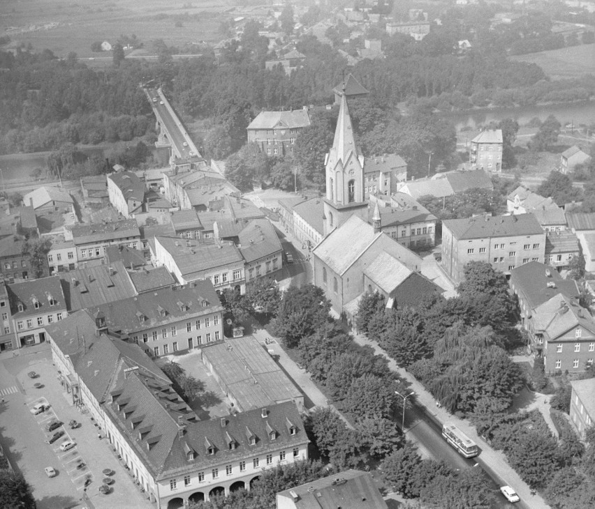 Widok na kościół parafialny WNMP i zamek oraz most nad Sołą