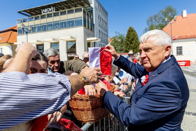 Dzień Flagi 2024 w Białymstoku. Po uroczystości prezydent Tadeusz Truskolaski rozdawał mieszkańcom flagi narodowe.