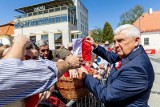 2 maja. Święto Flagi. Uroczystości na Rynku Kościuszki w Białymstoku. Na maszt podniesiono Biało-Czerwoną