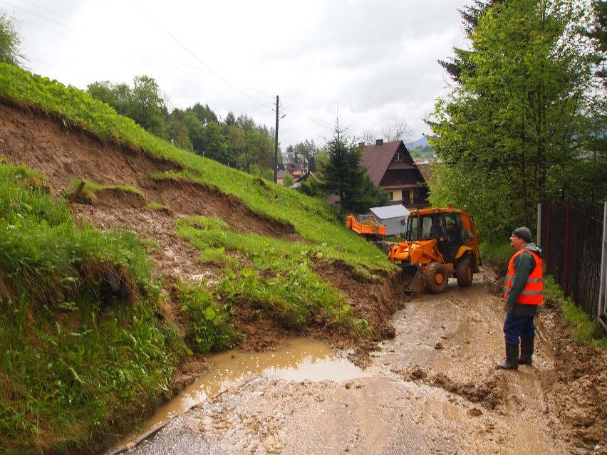 Zakopane. Po ulewach ziemia obsunęła się na drogę [ZDJĘCIA]