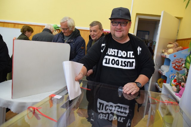 Wybory samorządowe 2018. Głosowanie w obwodowej komisji przy ul. Kościuszki w Tarnowie