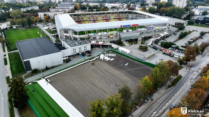 Modernizacja boiska treningowego przy Suzuki Arenie w Kielcach. Takie prace zostały już wykonane. Zobaczcie zdjęcia i wideo