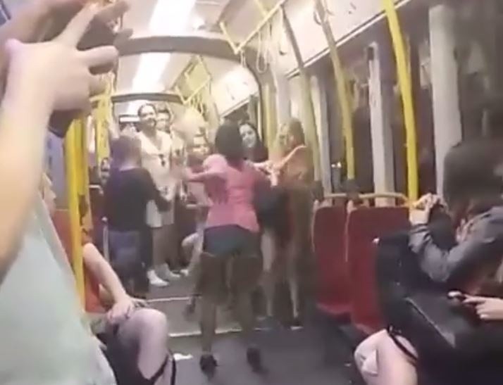 Bójka dziewcząt w tramwaju. I nikt nie reaguje [WIDEO]