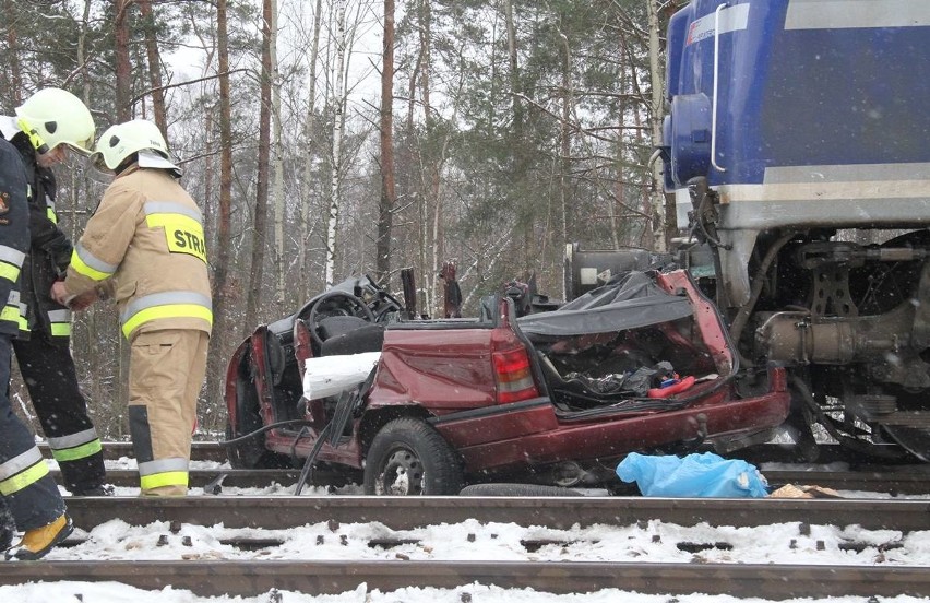 Tragiczny wypadek na przejeździe kolejowym w gminie Sobków. Nie żyją dwie osoby