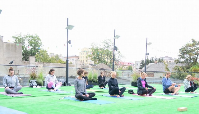 Uczestnicy niedzielnego spotkania w radomskiej Elektrowni mieli okazję uczestniczyć w zajęciach jogi.