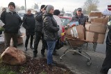 Choinka za makulaturę w Mosinie: Tłumy mieszkańców zebrały się, żeby wymienić papier na świąteczne drzewko