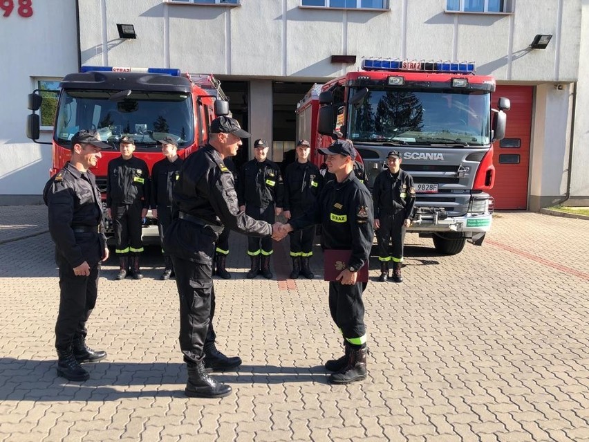 3 dni urlopu dla bohaterskiego strażaka w nagrodę. Poza służbą udzielił pomocy ofiarom wypadku