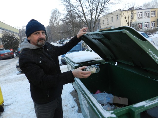 Józef Cebula z os. NDM w Kędzierzynie-Koźlu segreguje odpady. - Na takim dużym osiedlu z pewnością zawsze znajdą się jednak tacy, którzy się do tego obowiązku nie stosują - podkreśla.