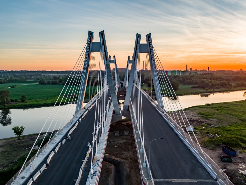 Zdjęcia nowego mostu dzięki uprzejmości Aerial Media....