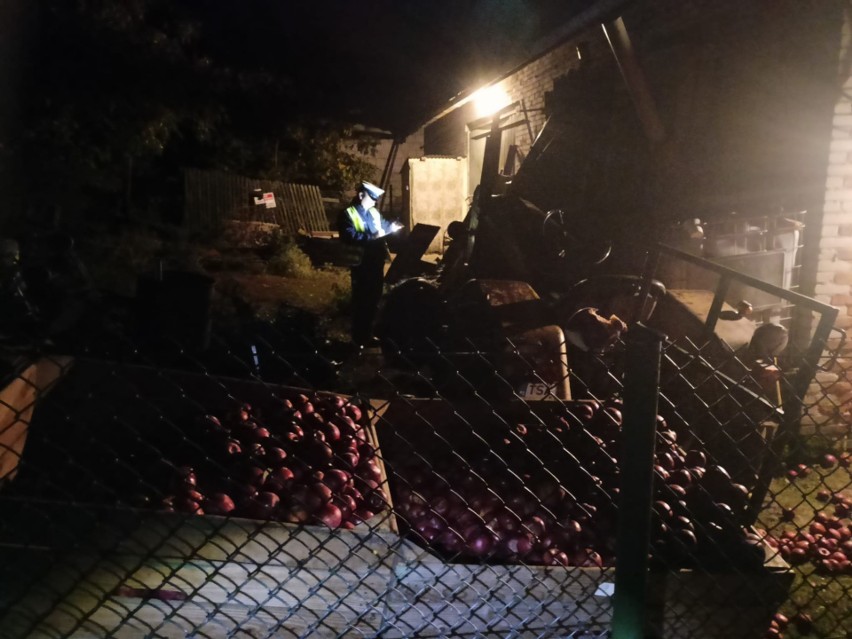 Wypadek podczas zbioru jabłek w miejscowości Łojowice w powiecie sandomierskim. Z platformy spadły trzy osoby. Ranna też traktorzystka