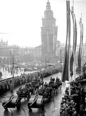 Rok 1940 należał do najcięższych w całej okupacji.Na zdjęciu przemarsz oddziałów SS i policji na Rynku Głównym w Krakowie, 25 października 1940 r.