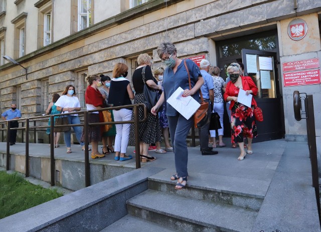 Ogromna kolejka po odbiór wyników i zaświadczeń z egzaminu ósmoklasisty w Radomiu