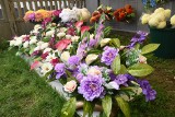 Przygotowania do dnia Wszystkich Świętych na cmentarzu czterech wyznań w Sosnowcu. Jak prezentują się ceny zniczy i kwiatów?