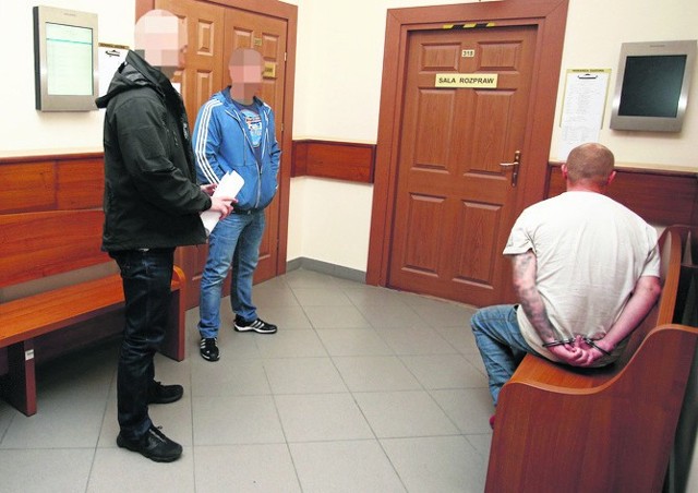 Artur K. z policjantami doprowadzony na posiedzenie aresztowe w Sądzie Rejonowym w Słupsku. 