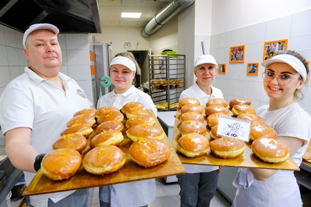 Przeciętny Polak miesięcznie zjada 0,25 kg wyrobów cukierniczych. Są jednak województwa, gdzie to spożycie jest jeszcze wyższe. Sprawdź, gdzie je się najwięcej słodkiego! Dane pochodzą z Głównego Urzędu Statystycznego. Przejdź dalej i zobacz --->