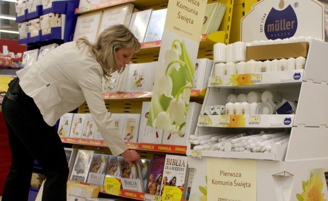 W kieleckim Tesco można znaleźć specjalne stoisko dla organizujących komunijne uroczystości.