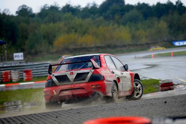 Finałową rundę OPONEO Mistrzostw Polski Rallycross rozegrano na zalanym deszczem Autodromie Słomczyn. W gronie głównych bohaterów tej pasjonującej rywalizacji, w niezwykle trudnych warunkach, był Robert Czarnecki, który po zajęciu drugiego miejsca w półfinale był bliski powtórzenia tego wyniku w wyścigu finałowym.Fot. Materiały prasowe