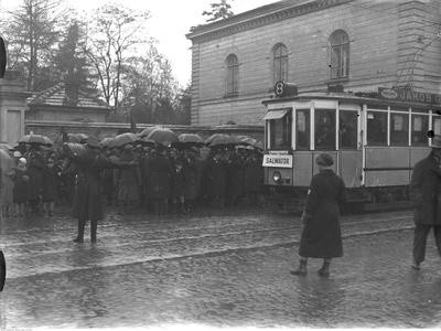 Opis obrazu: Tramwaj typ SN1 linii "8" przy cmentarzu...