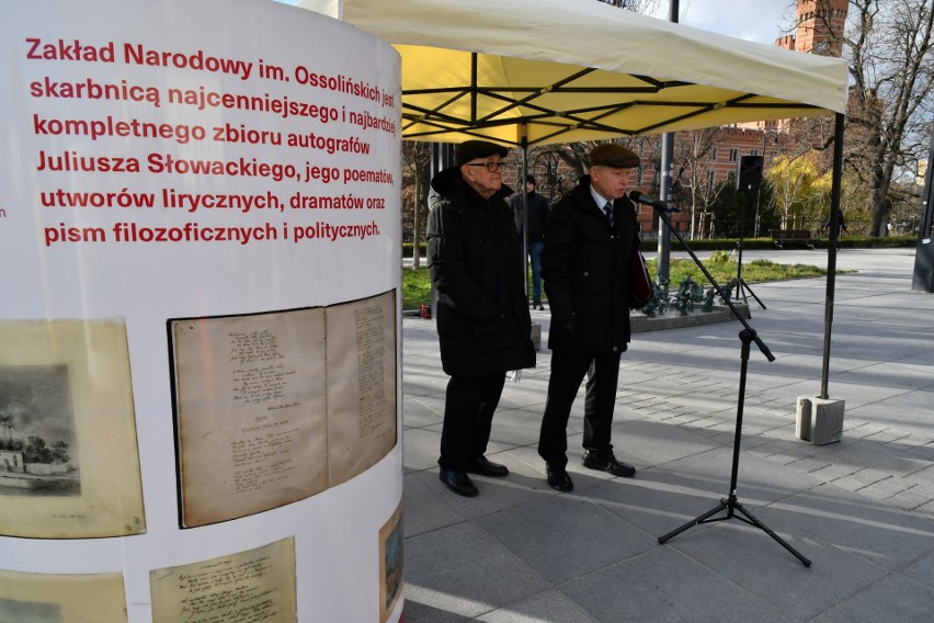 Wystawa „Pamięć Polski” stanęła na pl. Wolności we Wrocławiu. To 4. edycja programu UNESCO [ZDJĘCIA]