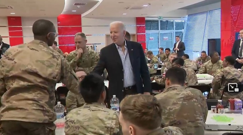 Joe Biden w Polsce. Prezydent USA odwiedził amerykańskich żołnierzy, zjadł z nimi pizzę i pożartował na stołówce 