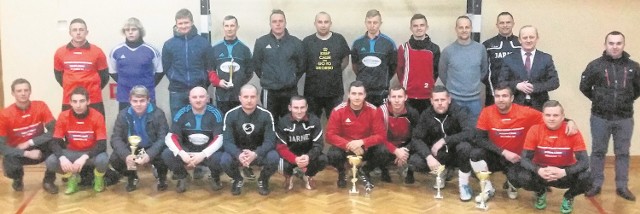 Uczestnicy rozegranego we Włoszczowie  IV Świąteczno-Noworoczny Turniej Piłki Nożnej „Orlik 2015” o Puchar Starosty Włoszczowskiego.