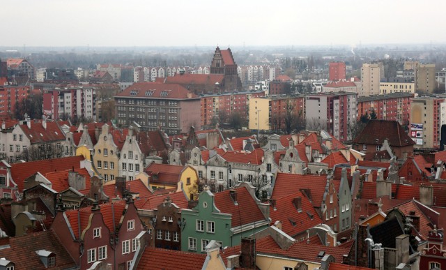 Gdańsk W 2016 r. wydano w Gdańsku pozwolenia na budowę aż 6924 mieszkań. Nie oznacza to jednak, że dokładnie taka sama liczba mieszkań zostanie oddana do użytku w 2016 r.  Jedne z najdroższych mieszkań ulokowane są w Jelitkowie: po 10 475 zł za metr kwadr. W śródmieściu: 8 273 zł za m kw. Najniższe stawki zanotowano na Olszynce: 4 461 zł za m kw. oraz w Jasieniu: 4 560 zł za m kw. Cena ofertowa mieszkania na rynku wtórnym w Gdańsku w III kwartale 2016 r. wyniosła 6 226 zł/m kw.  Cena transakcyjna mieszkania na rynku wtórnym w Gdańsku w III kwartale 2016 r. wyniosła 5 552 zł/m2.  Średnia cena transakcyjna mieszkań w październiku 2016 roku w Gdańsku wynosiła 5 558 za metr kwadratowy. Średnia cena nabywanego lokalu o powierzchni 60 metrów kwadratowych sięgała 327 900 złotych. 