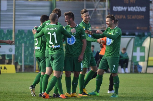 Piłkarze Warty Poznań wygrali z Chrobrym Głogów 2:1. To pierwsze w tym sezonie zwycięstwo Zielonych w ogródku.