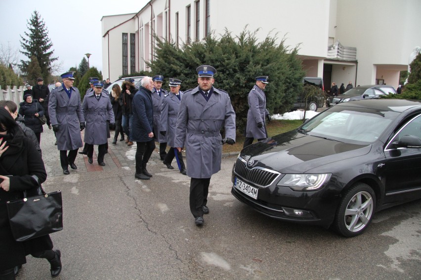 Ostatnie pożegnanie aspiranta Krzysztofa Węglińskiego z Tarnobrzega - policjanta, który zginął w wypadku jadąc na służbę  [ZDJĘCIA]