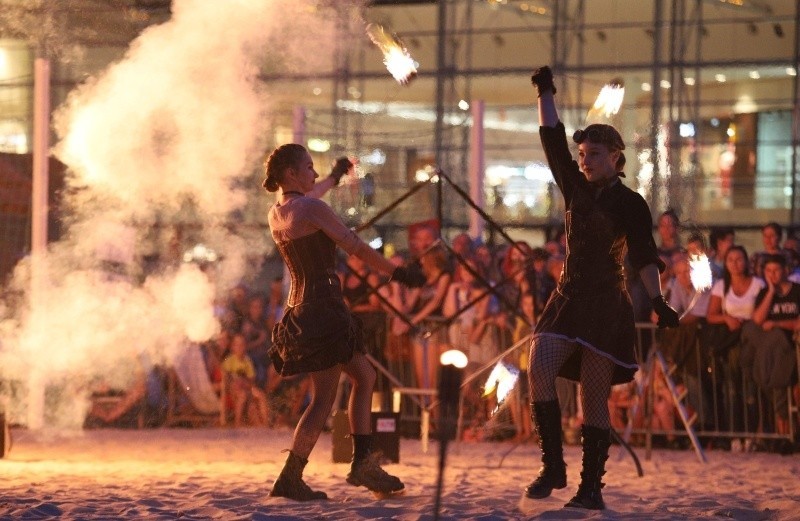 Festiwal Ognia w Manufakturze! Gorące show na plaży centrum handlowego ZDJĘCIA