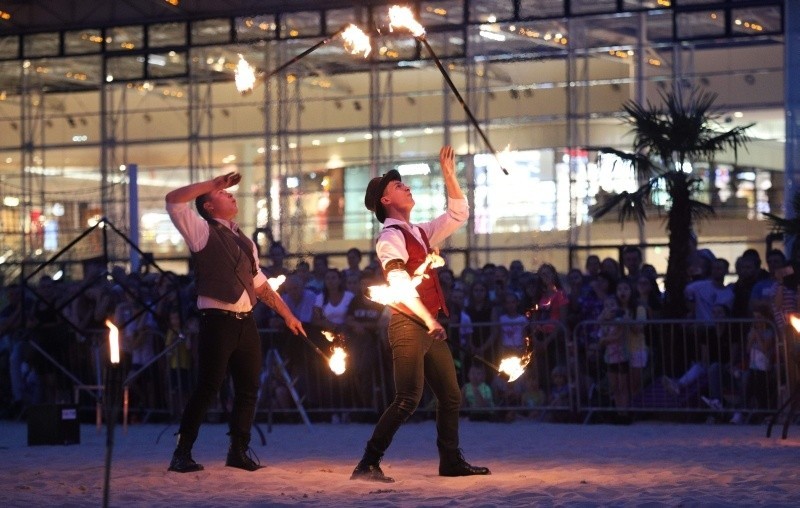 Festiwal Ognia w Manufakturze! Gorące show na plaży centrum handlowego ZDJĘCIA