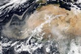 Żółty pył na samochodach w Polsce. Co to jest? Sahara znów atakuje. Do Polski napłynął żółty pył z największej pustyni świata 8.03.2021