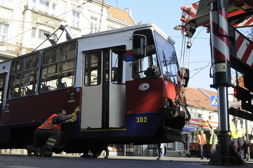 Wykoleiły się tramwaje na rogu ul. Gdańskiej i Focha w Bydgoszczy. Miasto zakorkowane [wideo, zdjęcia]