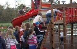 Podczas happeningu, dzieci uczestniczyły w zorganizowanych zabawach i grach na terenie placu zabaw.